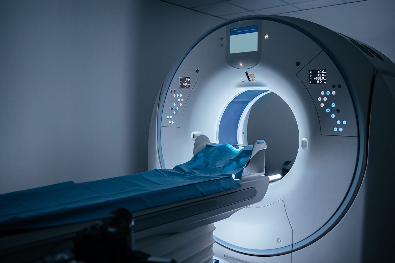 Metales, ayuno, contraste, ruido y claustrofobia: todo lo que debes saber antes de una resonancia magnética y cómo transcurre la prueba